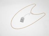une chaîne en or avec un pendentif sur lequel est inscrit « Je suis courageux »
