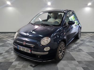 une petite voiture garée dans un garage