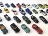 un grand nombre de voitures-jouets qui se trouvent sur la table