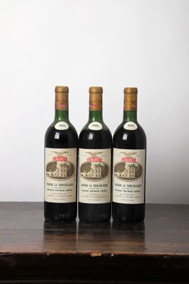 trois bouteilles de vin posées sur une table en bois