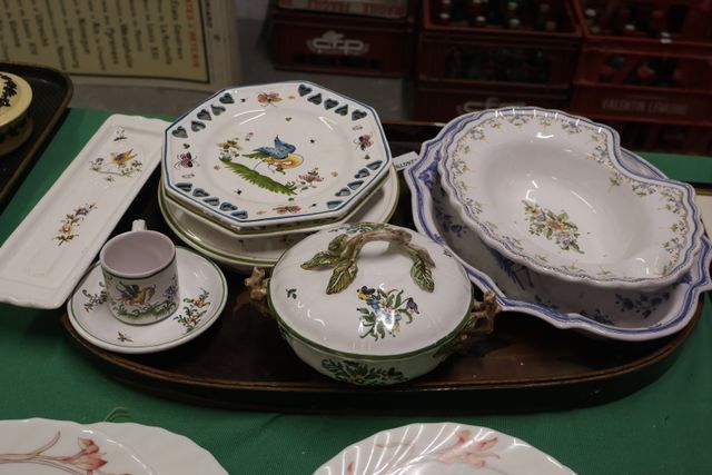 MOUSTIER. Lot de faïences modernes : plat à barbe, tasses et sous...