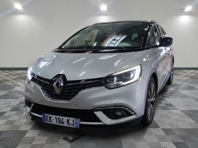 vue de face d'une voiture argentée garée dans un garage