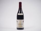 une bouteille de vin posée sur une table