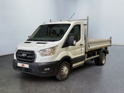 un camion blanc garé dans une pièce