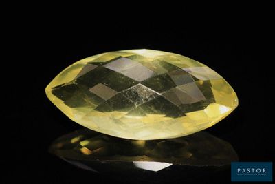 une pierre de quartz jaune sur une surface noire