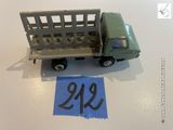 un camion miniature avec un numéro sur le côté
