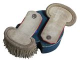 Deux paires de chaussons à franges sont posées sur une boîte.