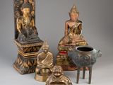 un ensemble de statues assises les unes à côté des autres