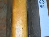 un morceau de pain posé sur une table, avec un couteau à côté