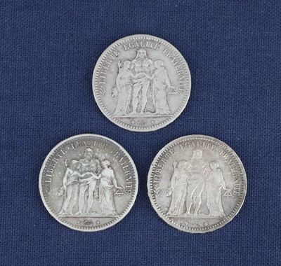 trois pièces d'argent sur lesquelles figurent l'effigie d'un homme et d'une femme