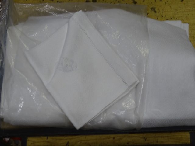 Une nappe en damassé et 12 serviettes, ajourées et monogrammées