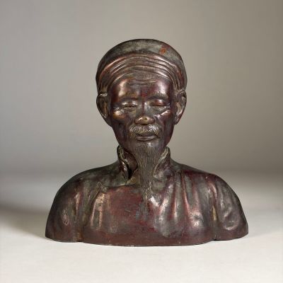 un buste en bronze représentant un homme coiffé d'un turban