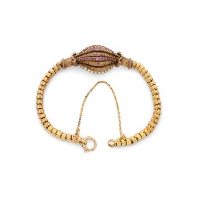 une image représentant un bracelet en or orné d'un coquillage