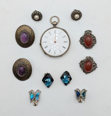 de nombreux bijoux variés posés sur un fond blanc