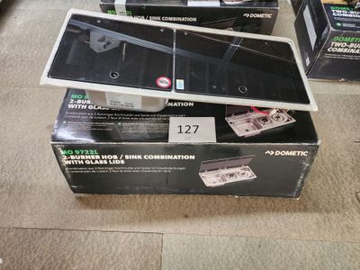 plusieurs cartons contenant des appareils électroniques posés par terre dans une pièce