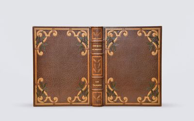 un vieux livre dont la couverture est ornée d'un motif décoratif