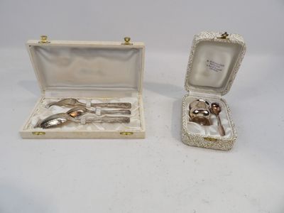une paire de cuillères plaquées argent et un repose-cuillère dans un étui