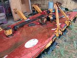 un tracteur garé dans l'herbe près du foin