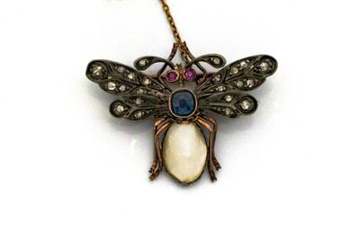 une image montrant un gros plan d'un collier orné d'un papillon