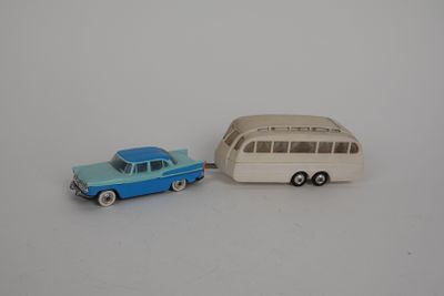 une petite voiture et un petit bus sur une surface blanche