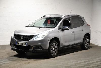 la photo d'une voiture argentée garée dans un garage