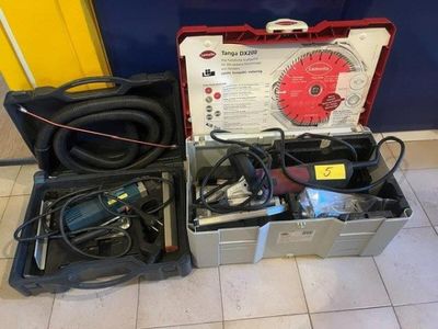 une boîte à outils contenant des outils, posée sur le sol