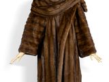 une photo d'un mannequin vêtu d'un manteau de fourrure marron