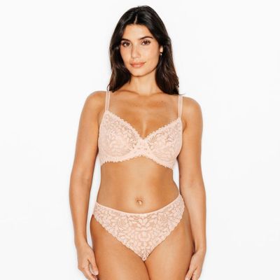 une photo d'une femme portant un soutien-gorge et une culotte couleur chair