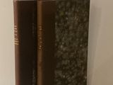 deux livres posés sur une étagère blanche