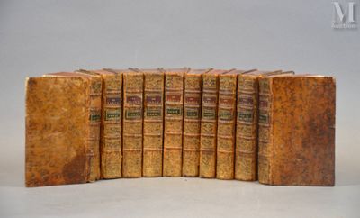 six vieux livres empilés les uns sur les autres sur une table