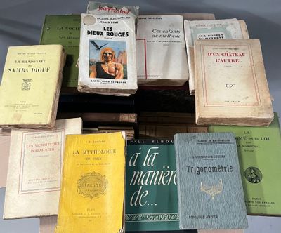 beaucoup de livres sur la table ensemble sur la table