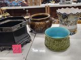 de nombreux vases différents sur la table du magasin
