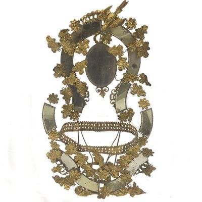 une photo d'une broche en or sur fond blanc