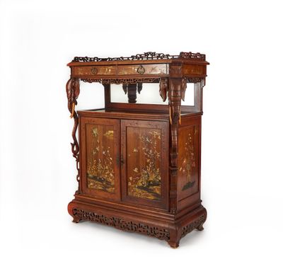 une photo d'une armoire en bois surmontée d'une porte vitrée