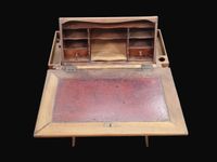Petit bureau à système basculant en bois naturel H. (photo 3)