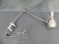Lampe d'architecte articulée en métal chromé.