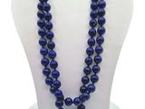 un gros plan d'un collier orné de perles bleues sur un mannequin