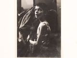 photographie en noir et blanc d'une femme assise sur une chaise