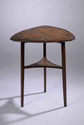 gros plan d'une table avec un plateau en bois sur fond blanc