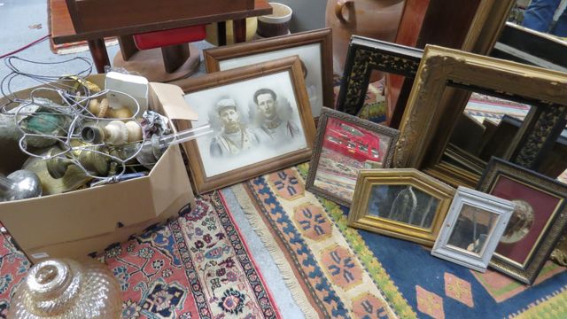 Rolls de bibelots, vaisselle, et divers : verres de lampes, lampe...