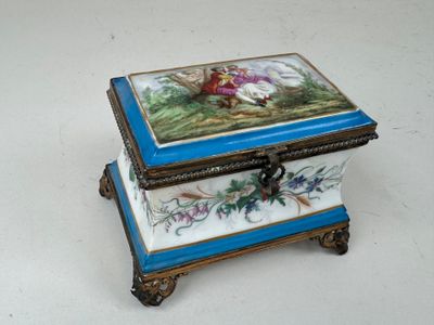 une boîte bleue et blanche sur laquelle est peinte une image