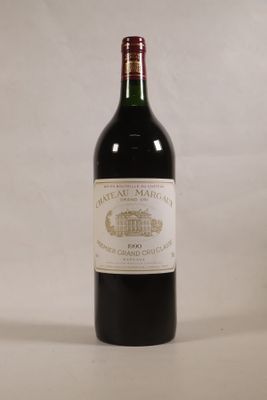 une bouteille de vin posée sur une table