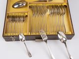 des couverts dans une boîte contenant des cuillères et des cuillères à l'intérieur