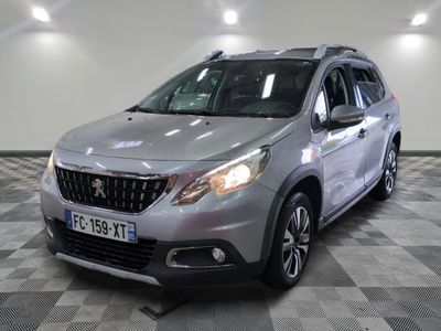 la voiture argentée est garée sur un sol en damier dans le garage