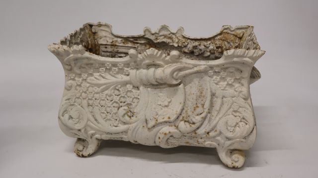 Jardinière en métal peint. 25 X 38 cm