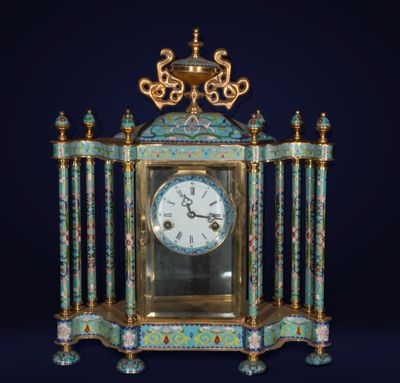 une horloge posée sur une table