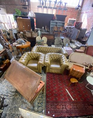 une image d'un salon avec beaucoup de meubles