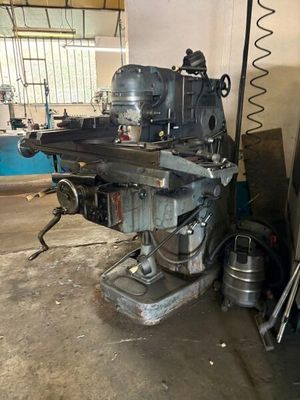 une machine qui se trouve dans un garage
