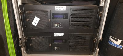 une photo d'un rack contenant du matériel électronique dans une pièce