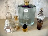 des flacons de parfum posés les uns à côté des autres sur une table